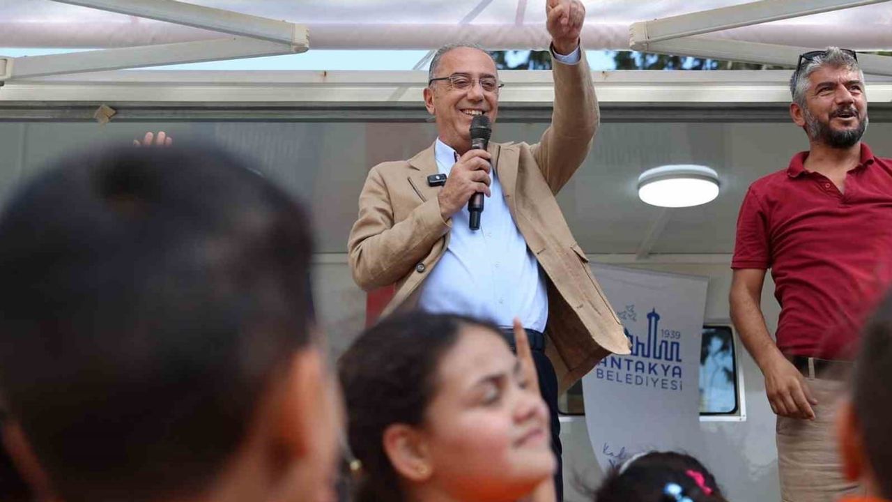 Antakya’da şenlik coşkusu: başkan İbrahim Naci Yapar çocuklarla birlikte eğlendi