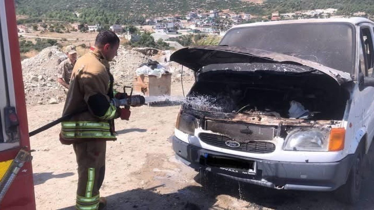 Antakya'da seyir halindeki minibüste motor yangını ekiplerin hızlı müdahalesiyle kontrol altına alındı