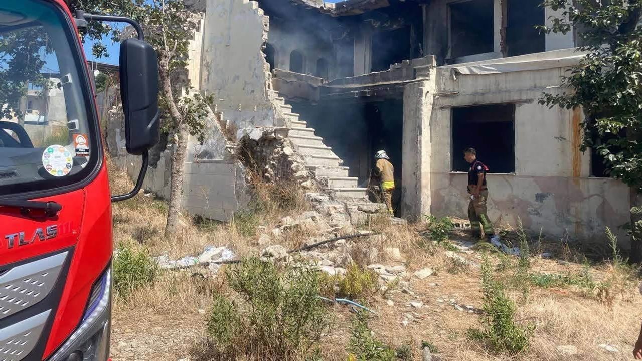 Antakya Dutdibi'nde metruk yapıda çıkan yangın hızlı müdahale ile kontrol altına alındı