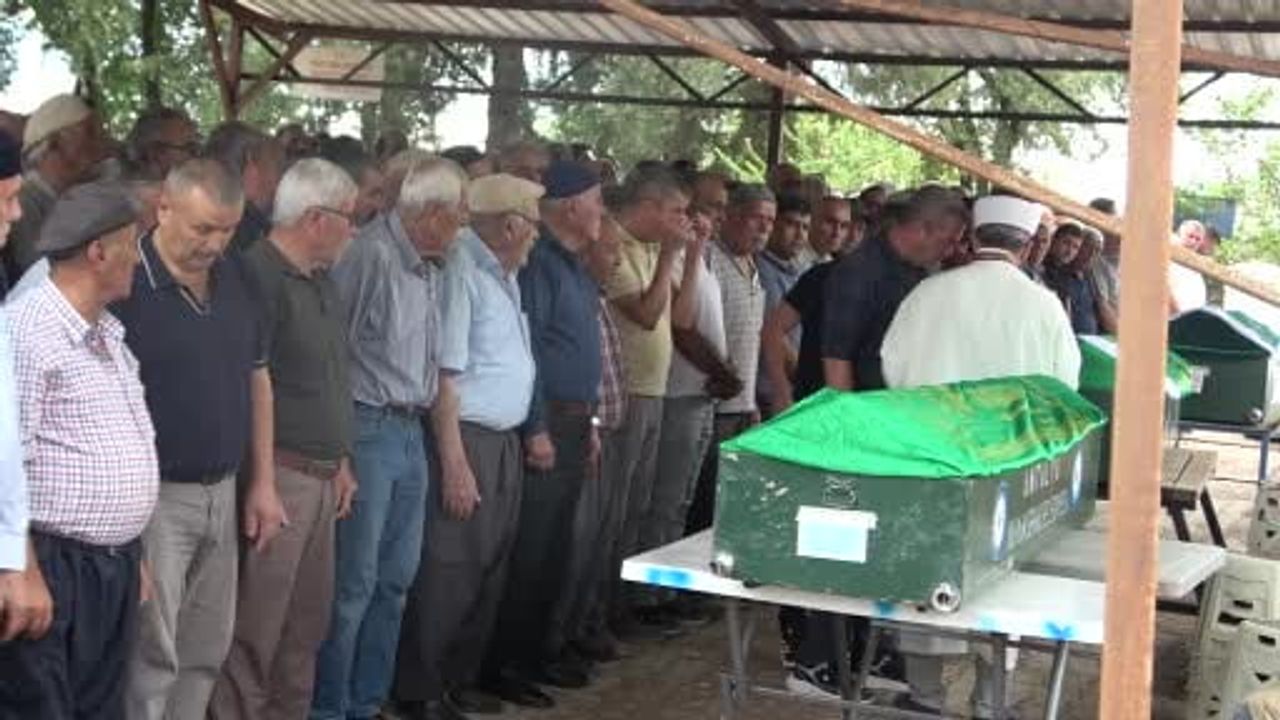 Antalya'da aile faciası: üç yakın yan yana toprağa verildi