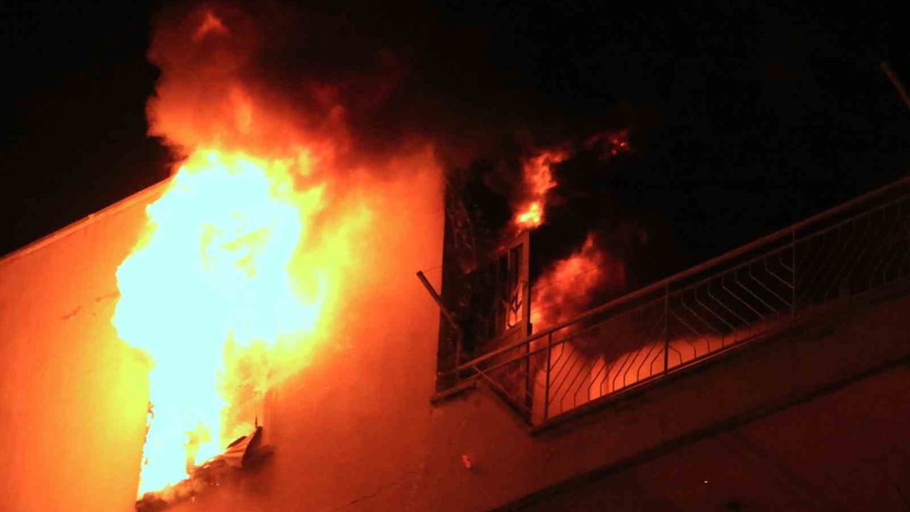 Antalya'da mutfakta başlayan yangın apartman sakinlerini sokağa döktü