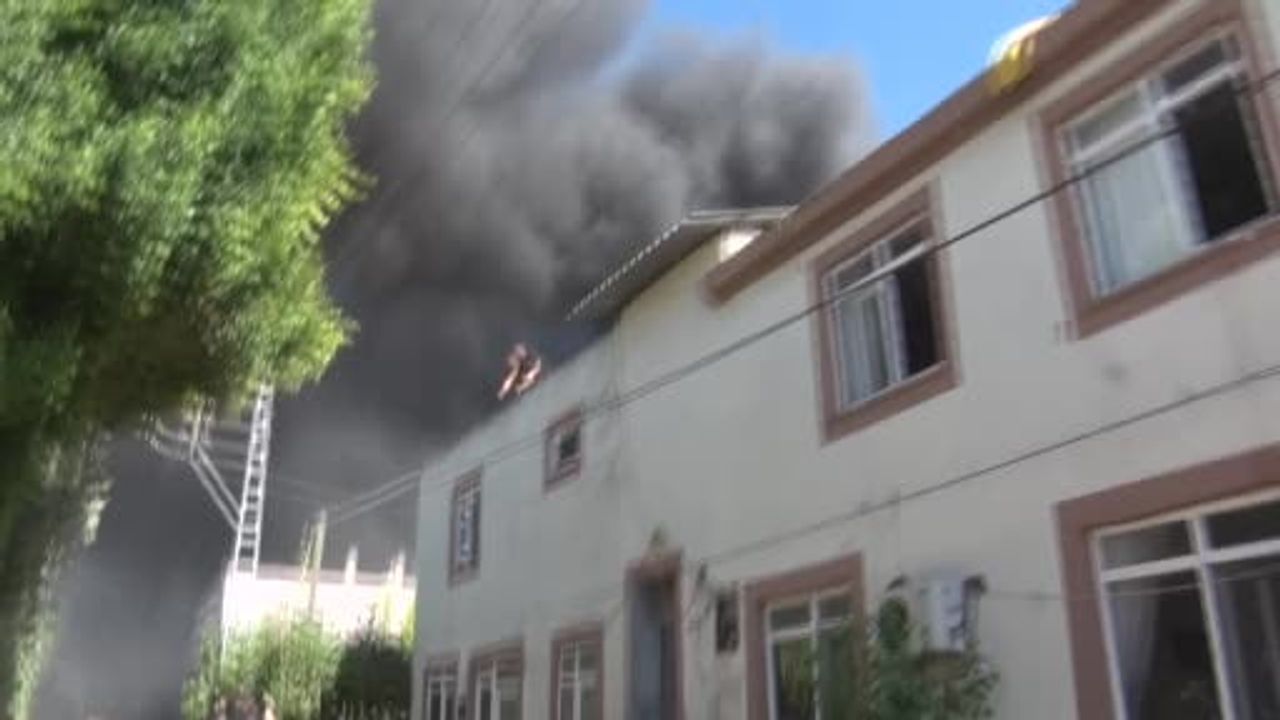 Antalya'da Yenigöl Mahallesi'nde bitişik depoda çıkan yangın söndürme çalışmaları sürüyor