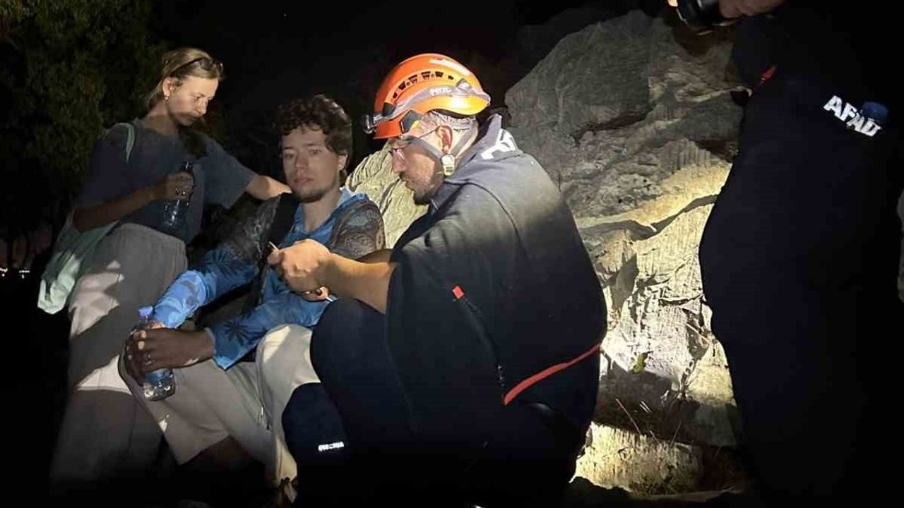 Antalya Liman Mahallesi'nde ormanda kaybolan iki turist termal dronla kurtarıldı