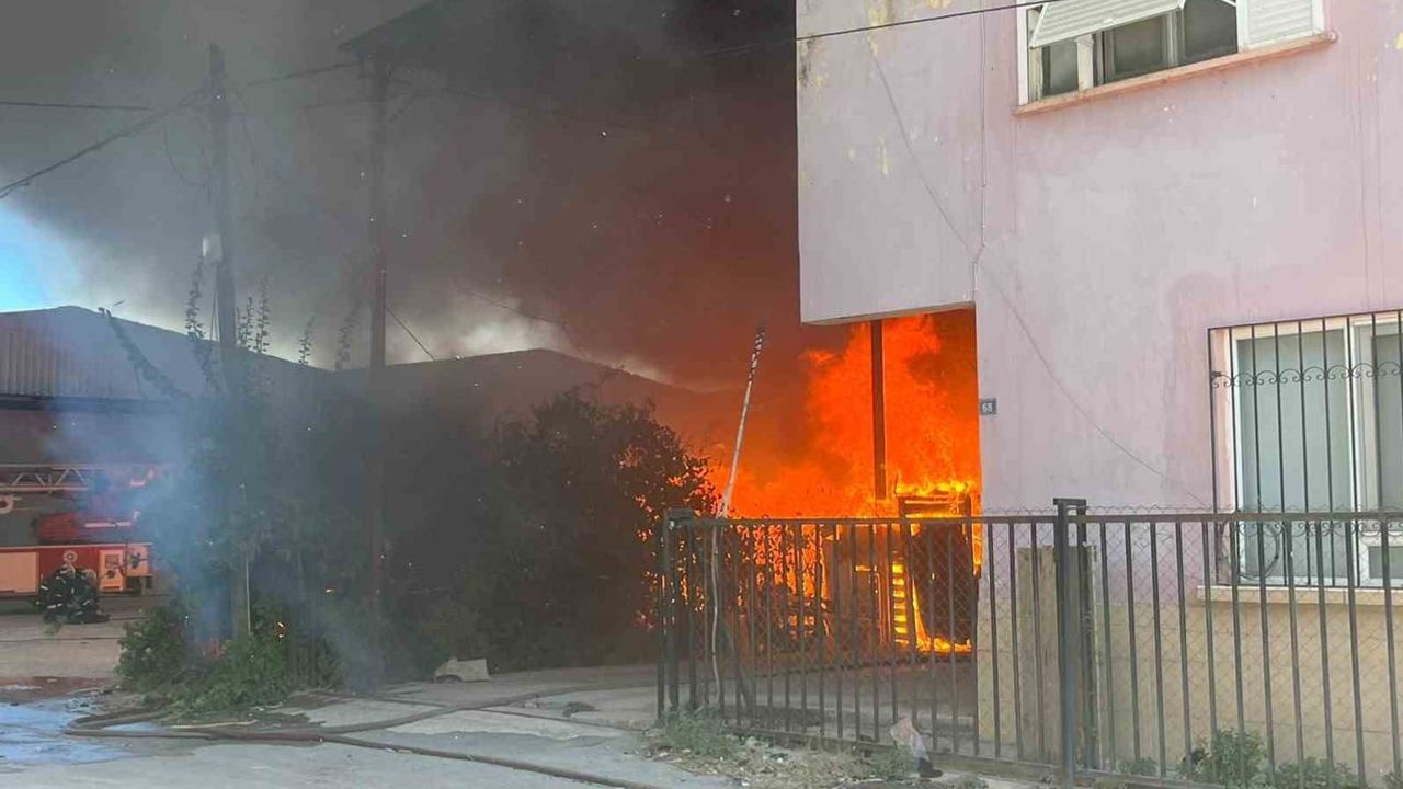 Antalya Muratpaşa Yenigöl'de bitişik ev ve depo yangınına yoğun itfaiye müdahalesi