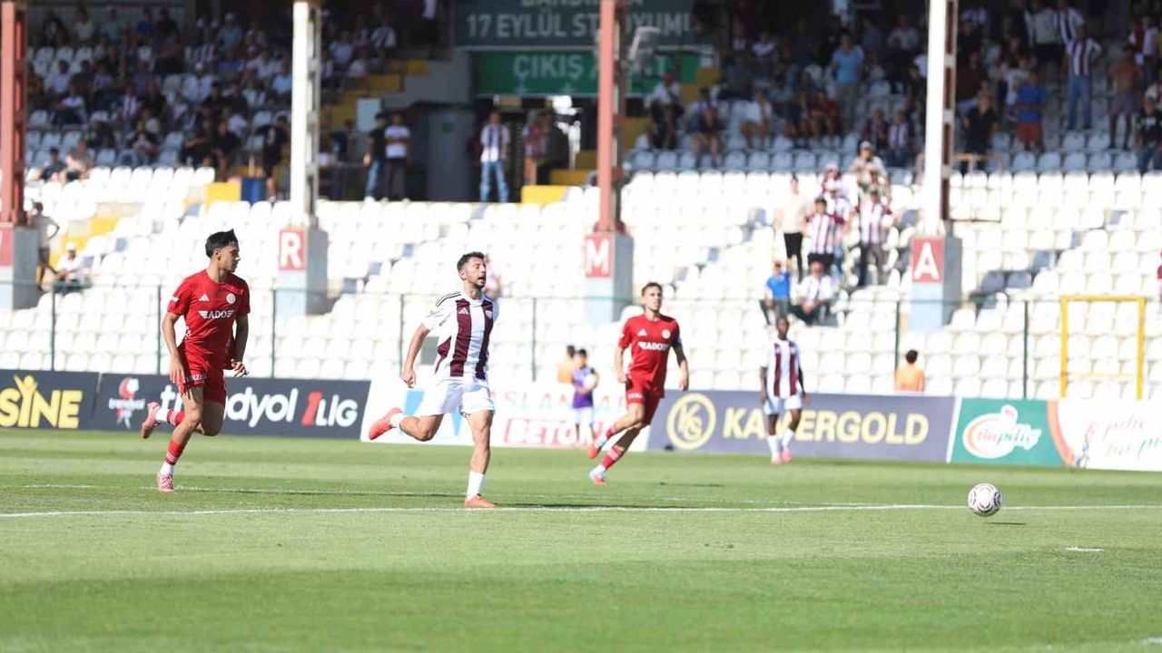 Antalyaspor erken gol ve kırmızı kartın gölgesinde Bandırmaspor'u 1-0 yendi