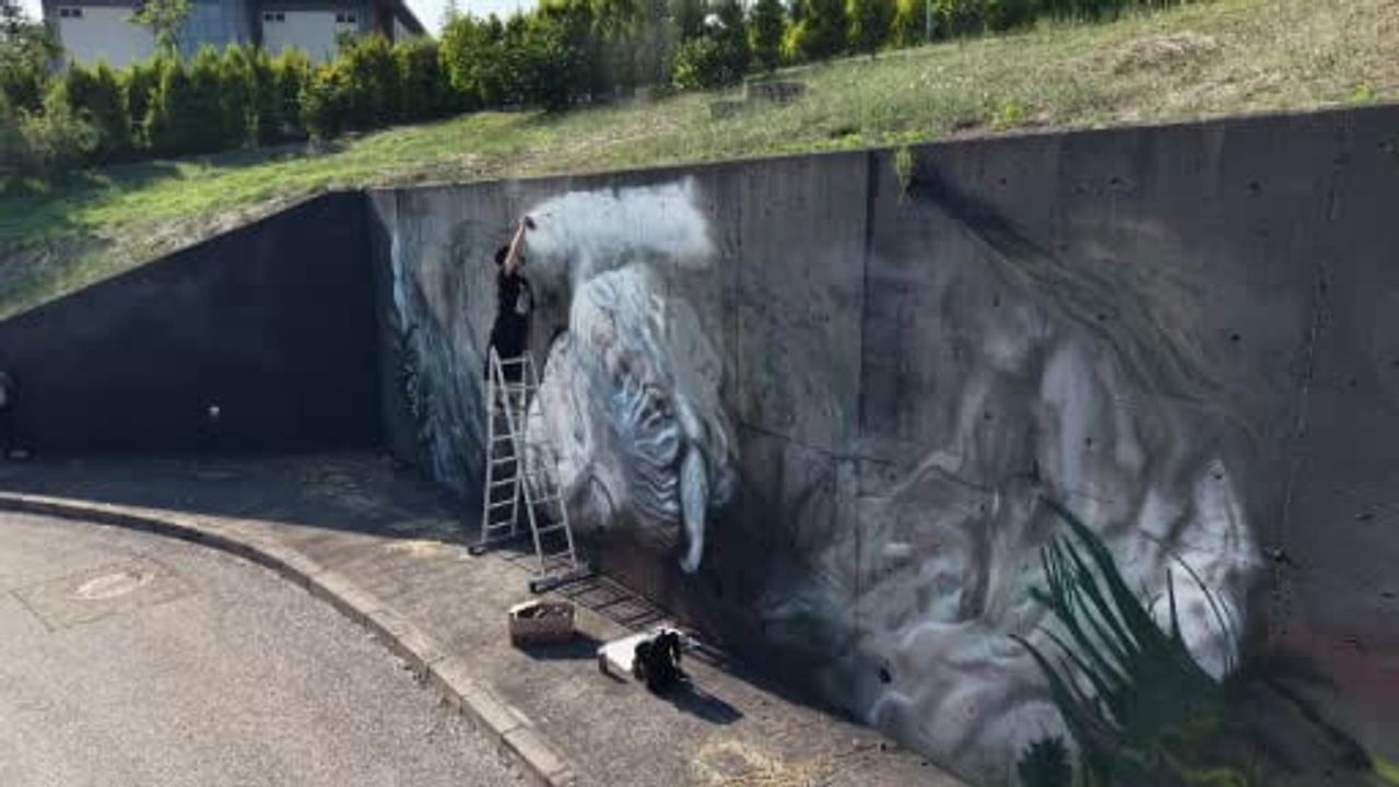 Apollon duvarda yeniden doğdu: antik heykel grafitiyle kent hafızasına katıldı
