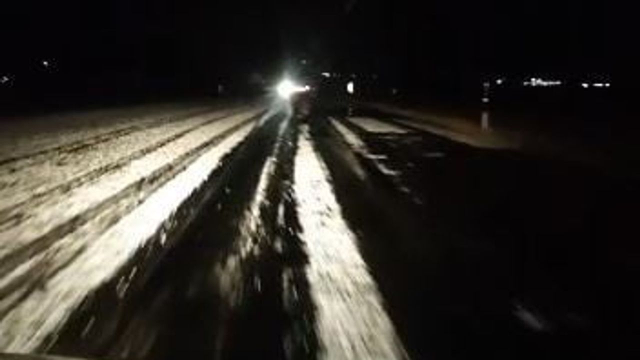 Ardahan’da aniden bastıran dolu karayolunu beyaza boyadı