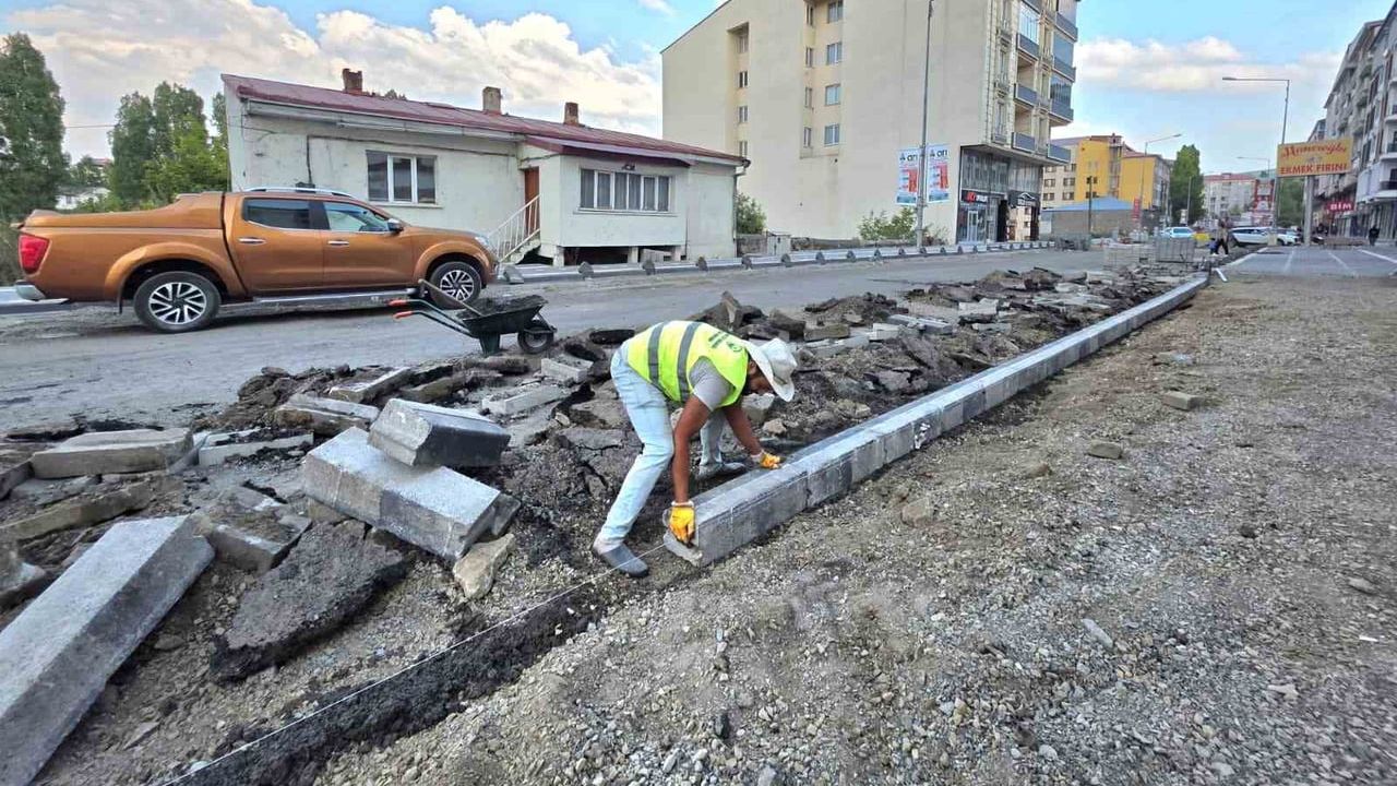 Ardahan'da yıpranan kaldırımlar baştan sona yenileniyor