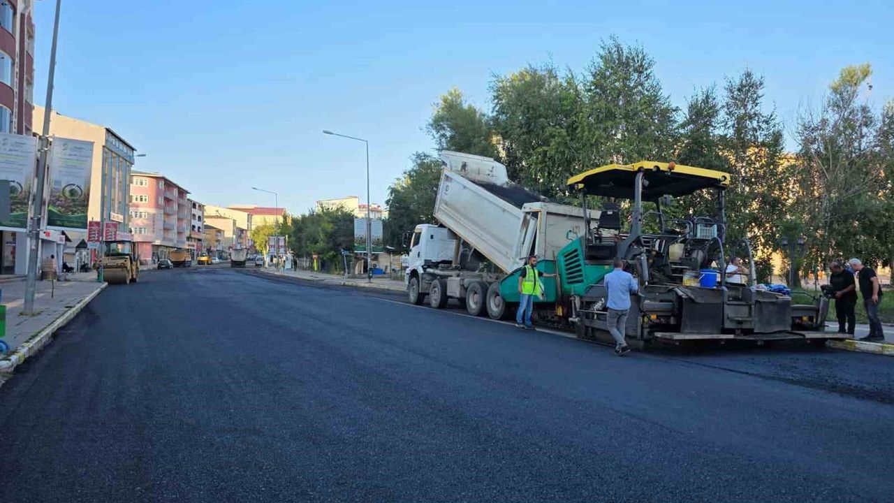 Ardahan'da yollar yeni yüzüne kavuşuyor: belediye asfalt serimine hız verdi