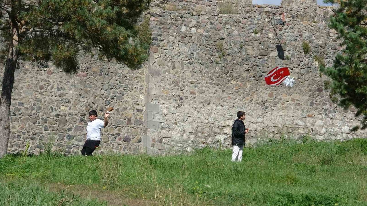 Ardahan'dan gökyüzüne dayanışma: çocukların Gazze için uçurtma mesajı
