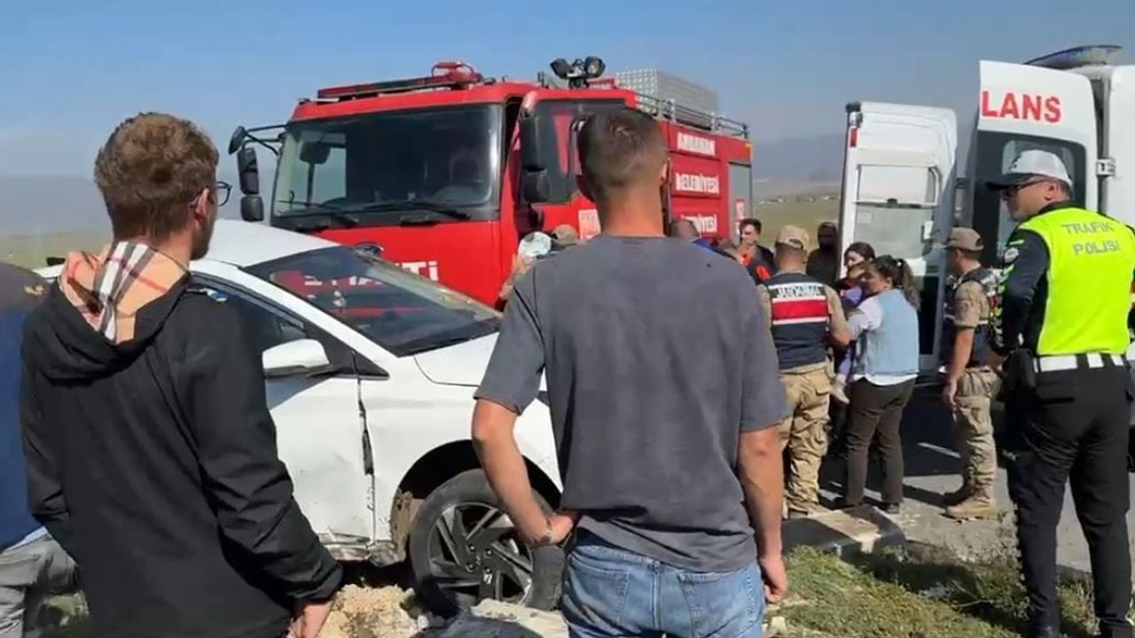 Ardahan-Göle kara yolunda kurtarma çalışması: otomobil ile pikap çarpıştı, 3 yaralı
