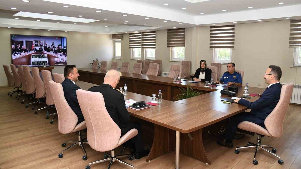 Ardahan valisi video konferansta yurt güvenliği çalışmalarını aktardı