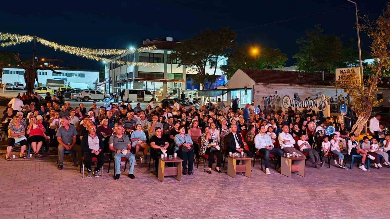 Arguvan'da sinema gecesi: açık hava geleneği Nazım Hikmet Meydanı'nda canlandı