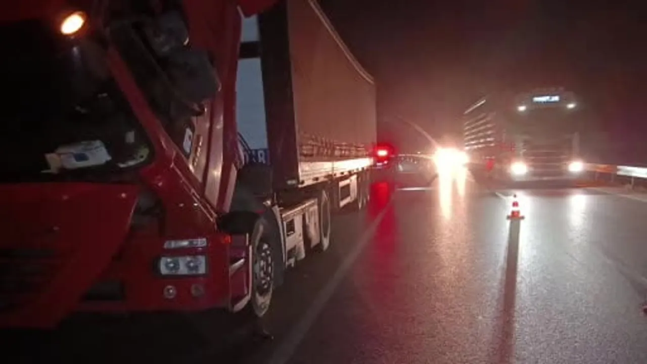 Arıza yapan tıra yardım eden kişi yoldan geçen otomobilin çarpmasıyla ağır yaralandı