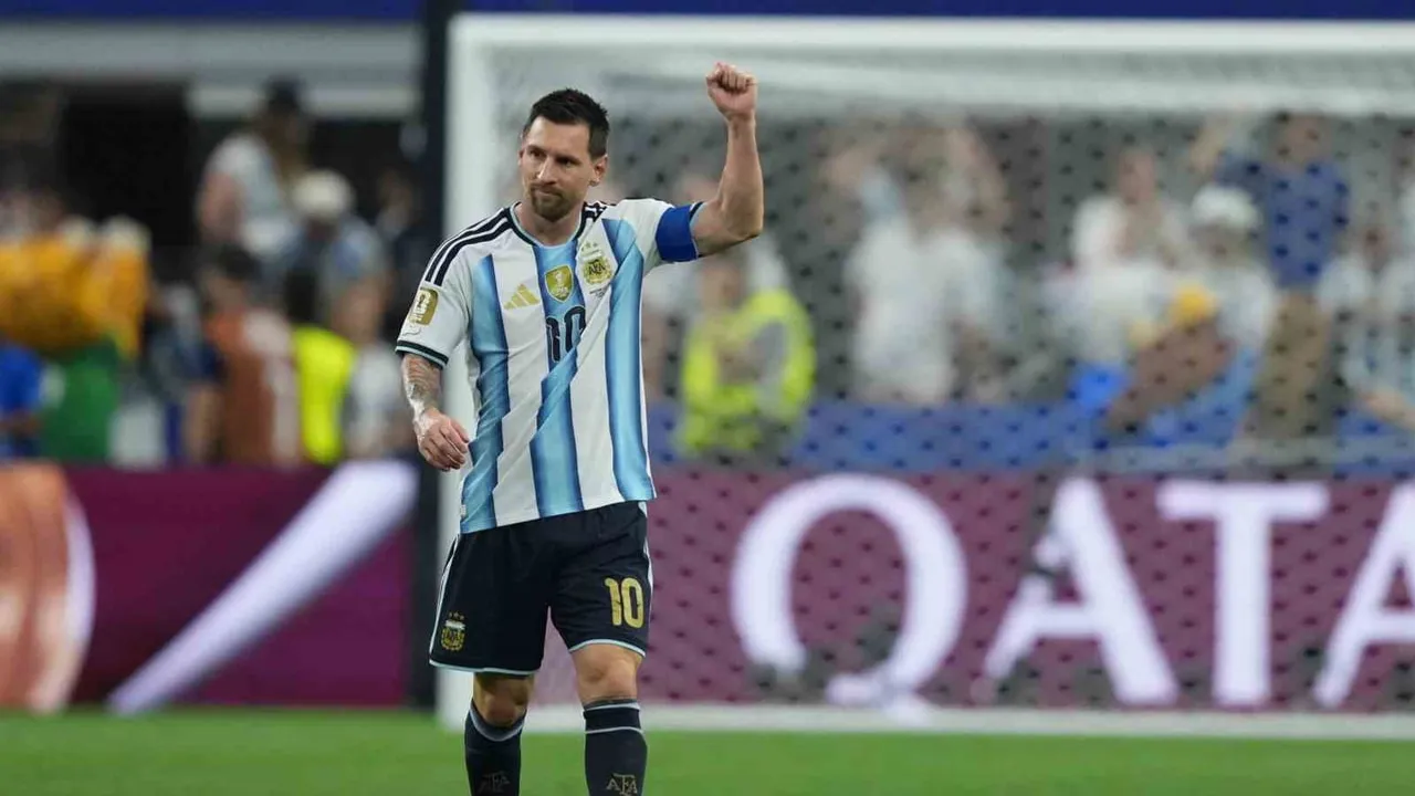 Arjantin sahalarında 10. dakikada Messi'ye saygı