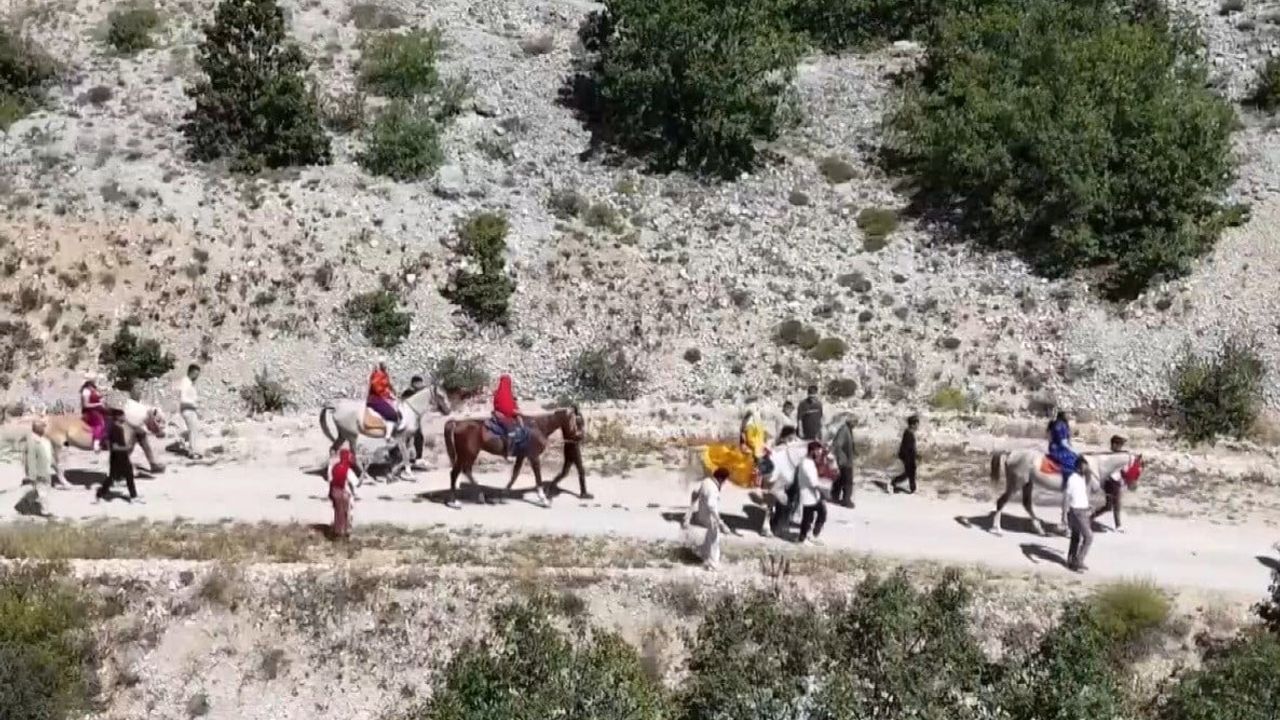 Armutlu'da atlı gelin alayı asırlık geleneği yaşatılıyor