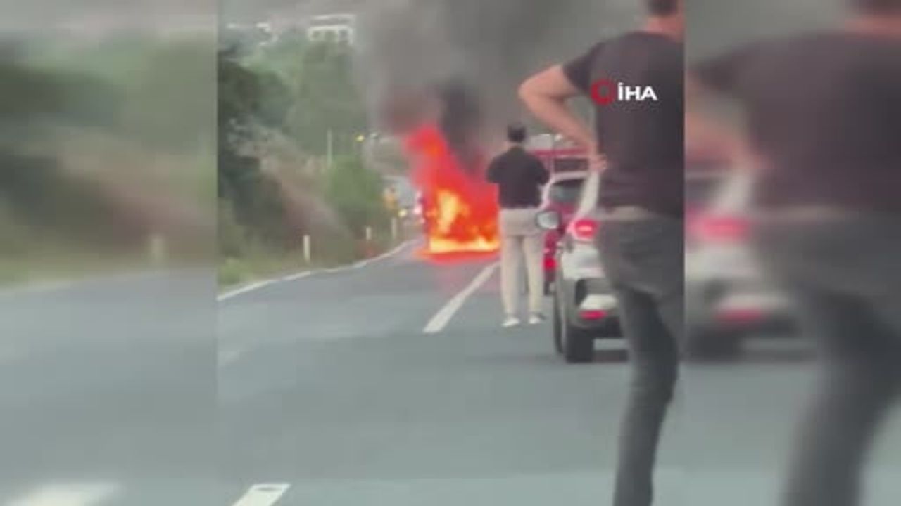 Arnavutköy'de seyir halindeki taksi motor yangınıyla kullanılamaz hale geldi
