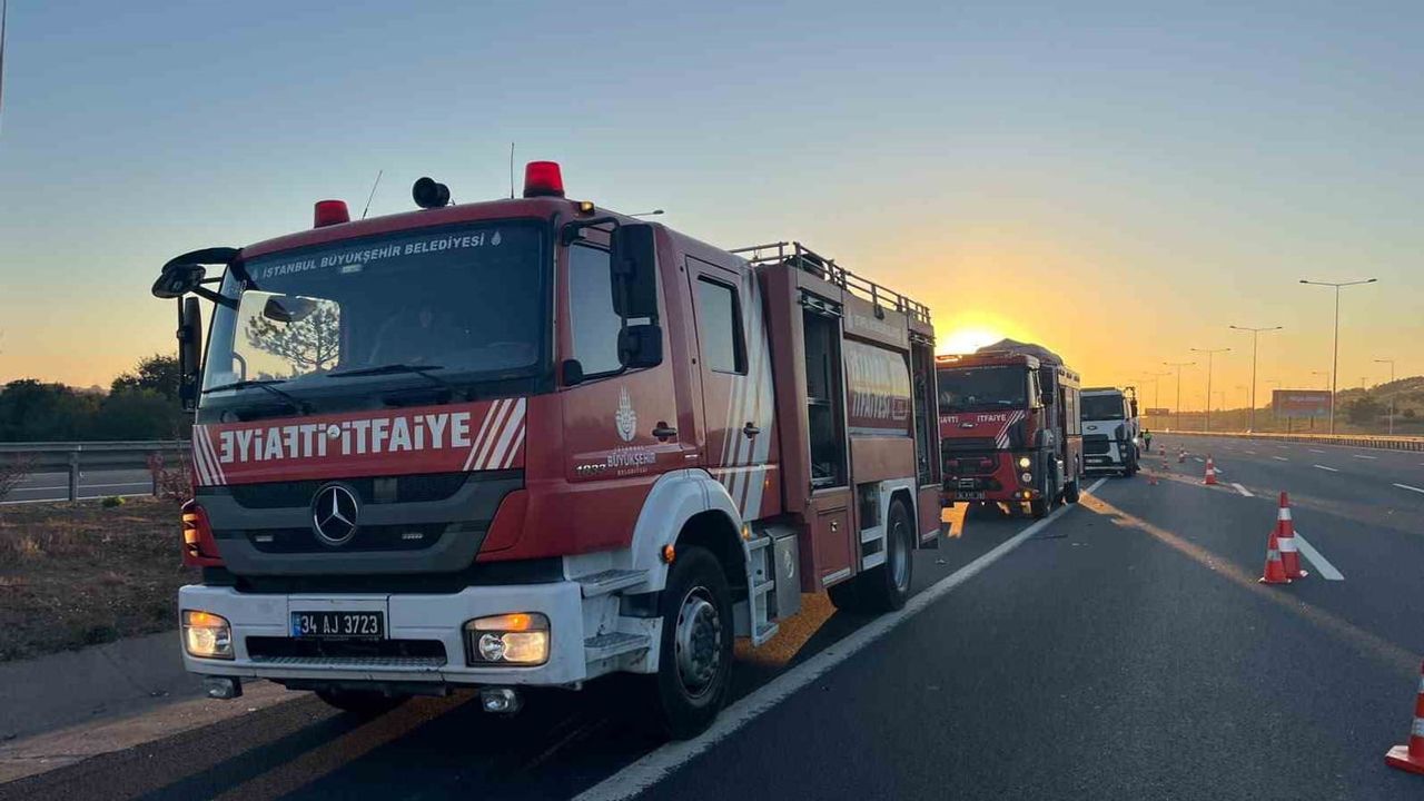 Arnavutköy'de tırın çarptığı hafif ticari araç orta refüje çıktı: 6 yaralı