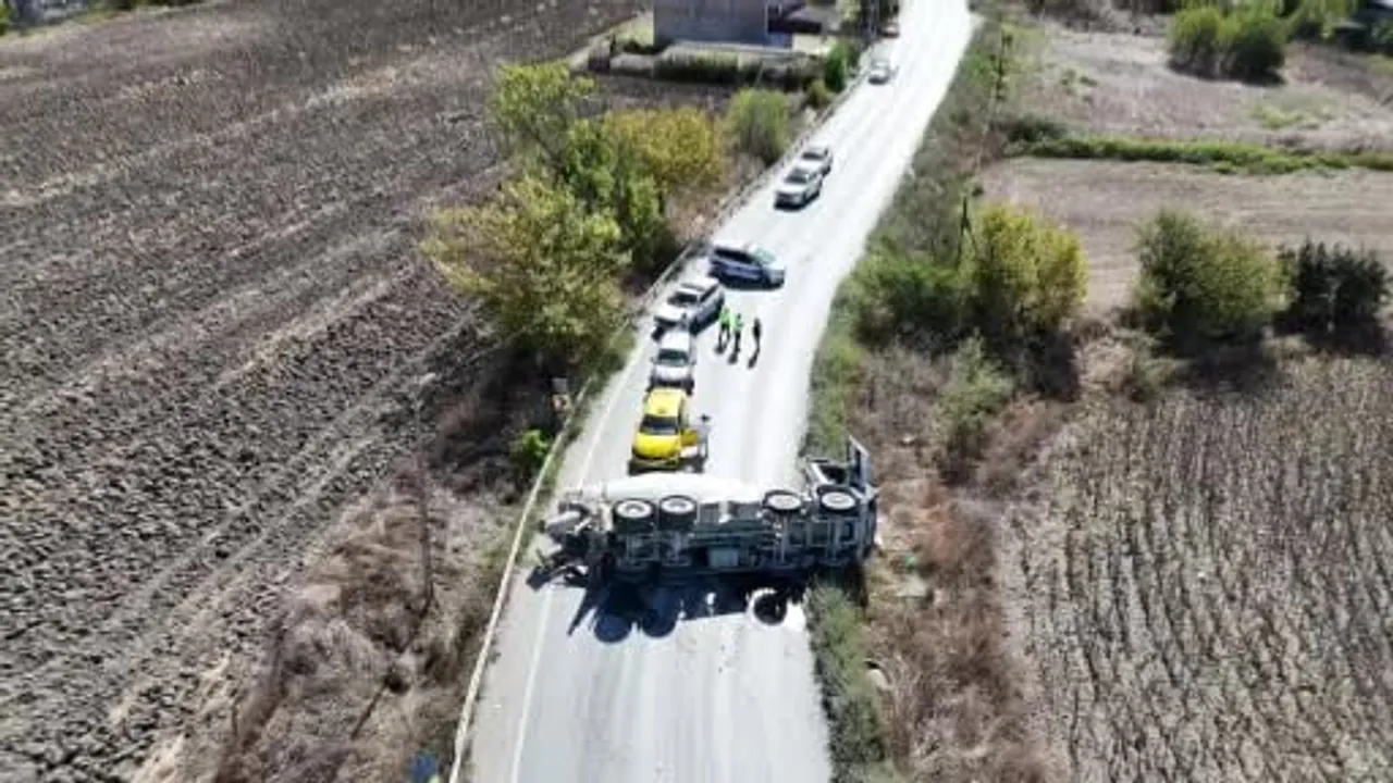 Arnavutköy'de virajı alamayan beton mikseri dört aracı çarparak devrildi