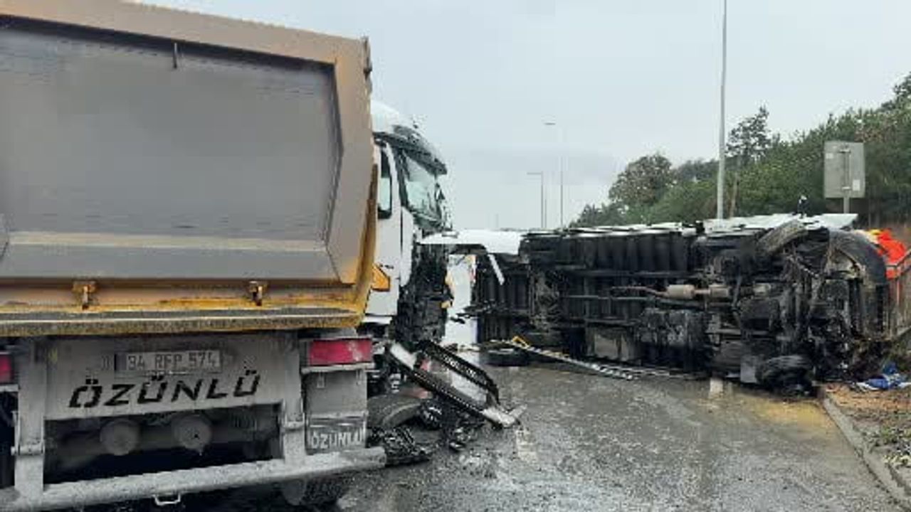 Arnavutköy'de yağışta bariyere çarpan kamyon devrildi, arkadan gelen hafriyat çarptı: iki yaralı