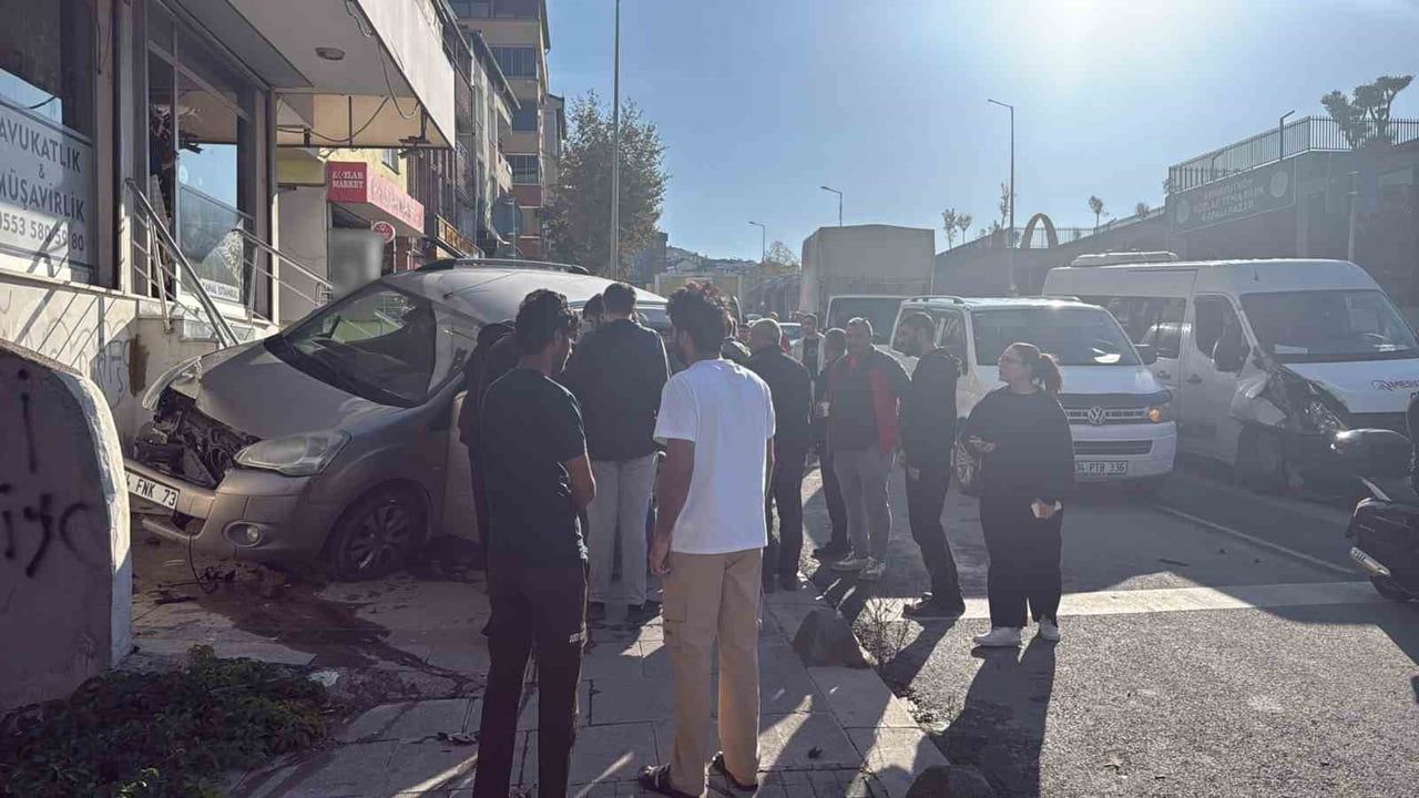 Arnavutköy'de yol ayrımında çarpışma: araç kaldırıma savruldu