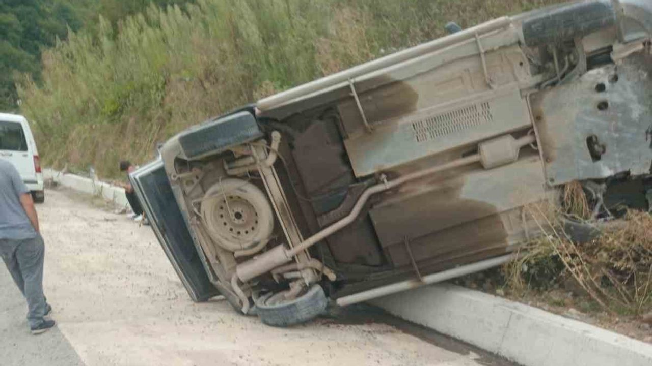 Arsin'de takla atan araçta beş kişi yaralandı