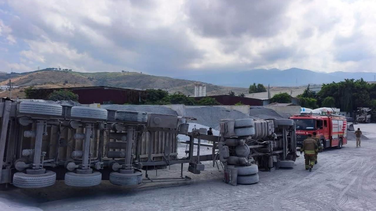 Arsuz'da damper açıkken devrilen kamyonun sürücüsü yaralandı