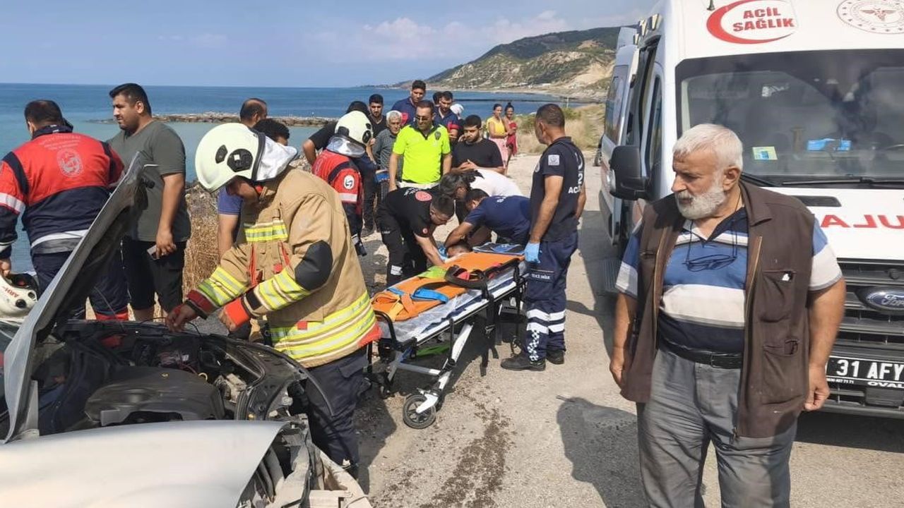 Arsuz'da kontrolden çıkan araç park halindekine çarparak sahile yuvarlandı
