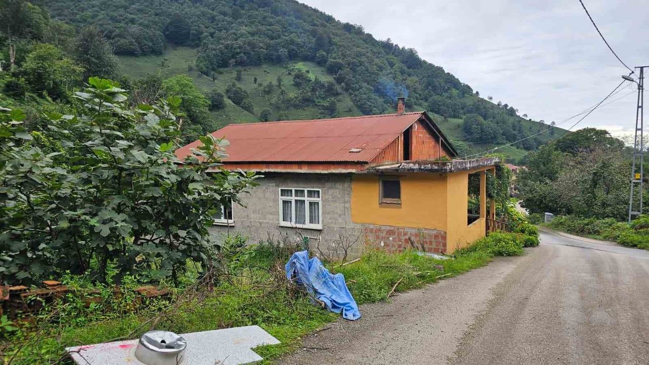 Artvin'de evin altından fışkıran su aileyi her yağmurda tedirgin ediyor