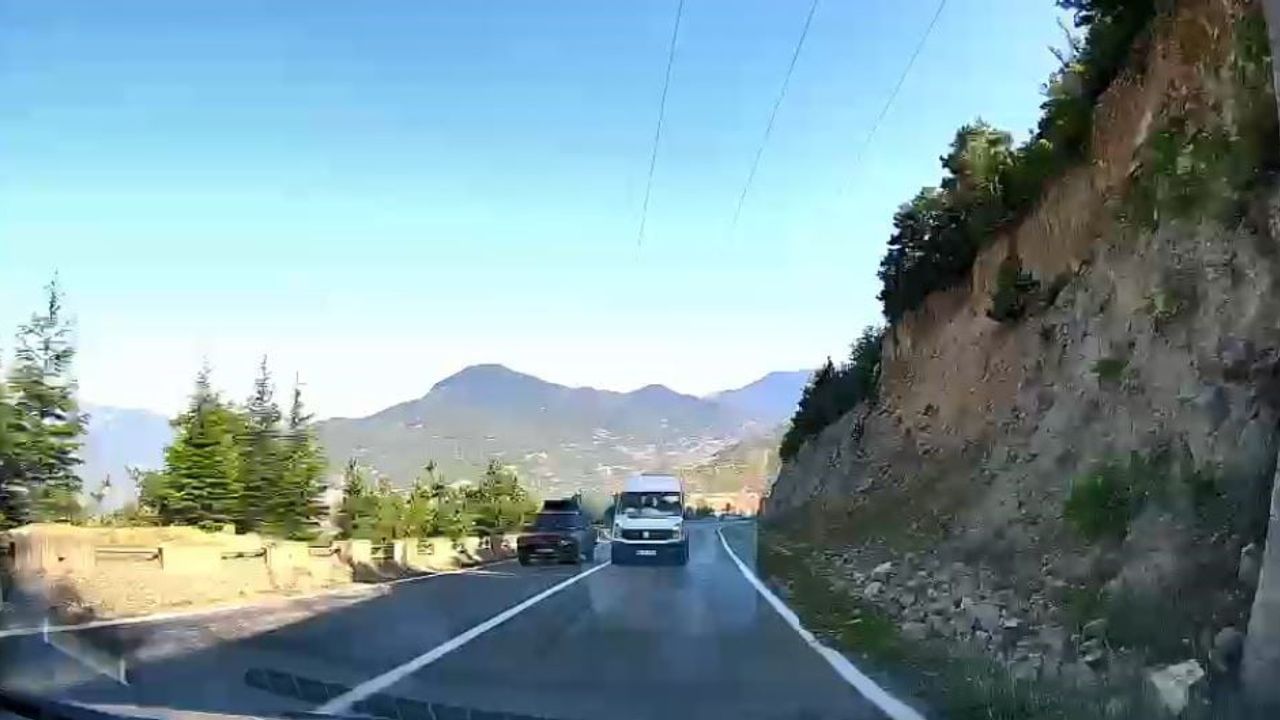 Artvin'de şerit ihlali araç kamerasında: minibüs son anda çarpışmaktan kurtuldu