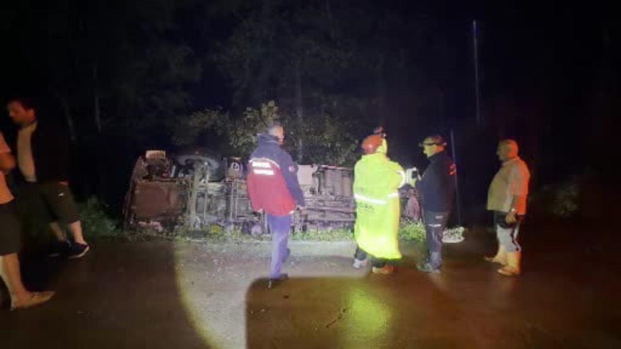 Artvin'de yağışın etkisiyle kamyon dere yatağına düştü