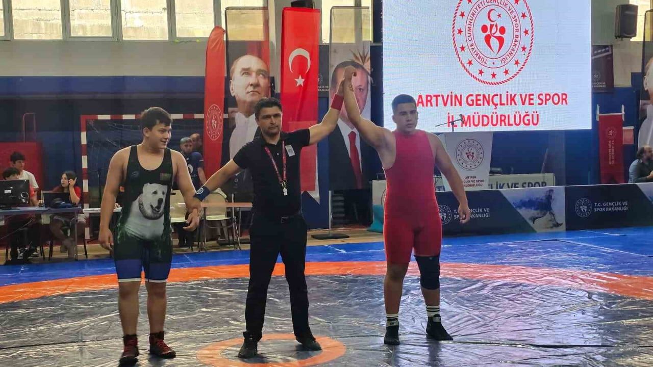 Artvin mindere döndü: 20 ülkeden 140 genç güreşçi yarışıyor