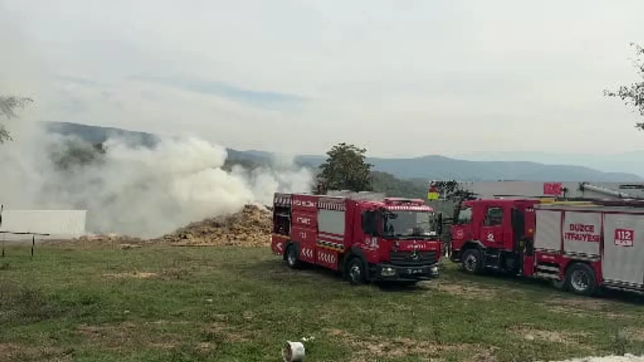 Asar köyünde samanlık yangını iş makineleri ve itfaiye müdahalesiyle kontrol altına alındı