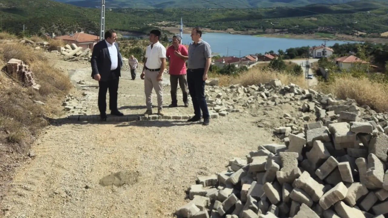 Asarcık Kayalı'da köy içi ulaşımı hedefleyen parke çalışması