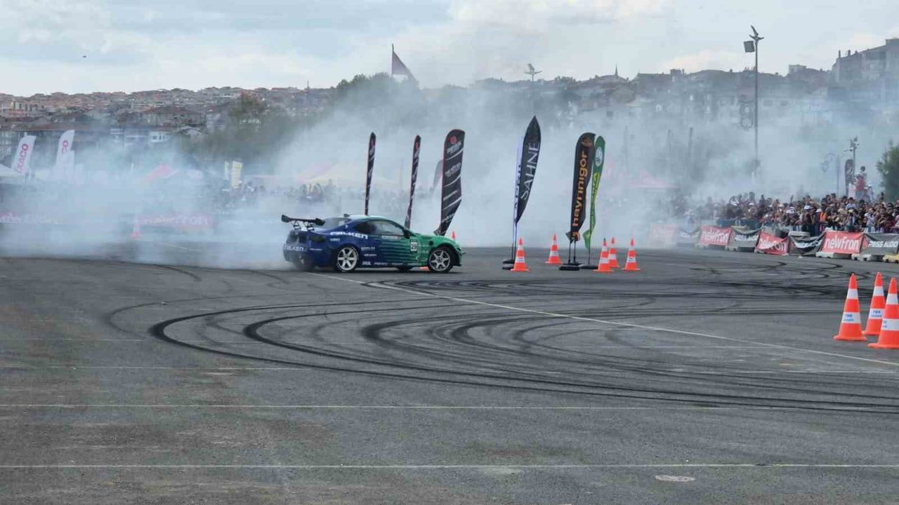 Asfaltı dumanlarla dolduran gösteri: Tekirdağ'da tuning ve drift şöleni