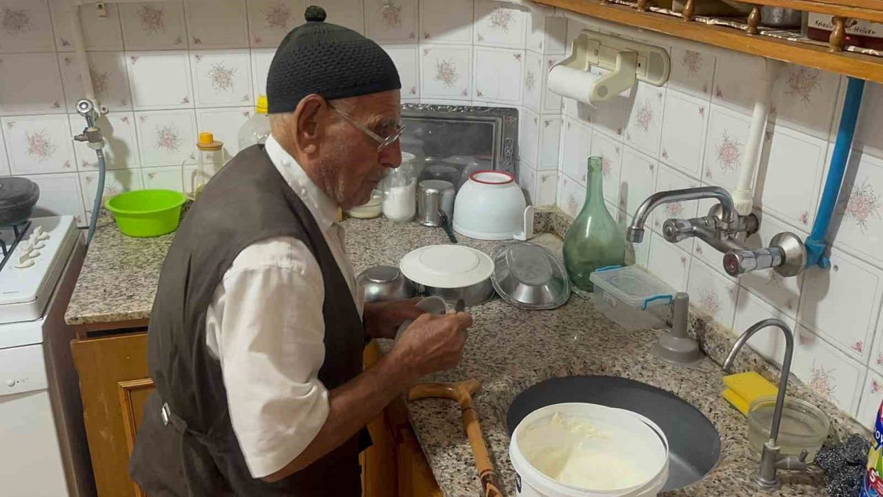 Asırlık çınarın sırları: yüz yaşında yaşamını yoğurt ve çiçeklerle sürdürüyor