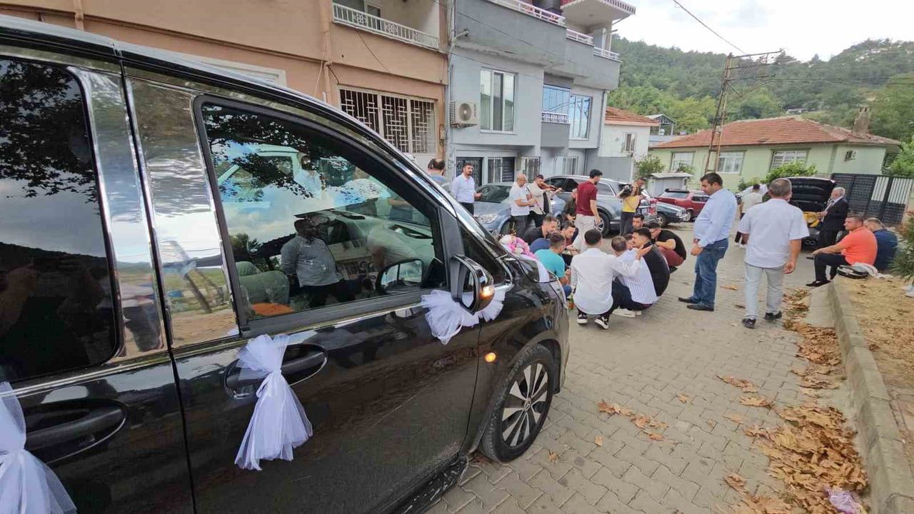 Asırlık düğün geleneği Derekızık'ta 200 metrelik yolu dört saatte tamamlattı