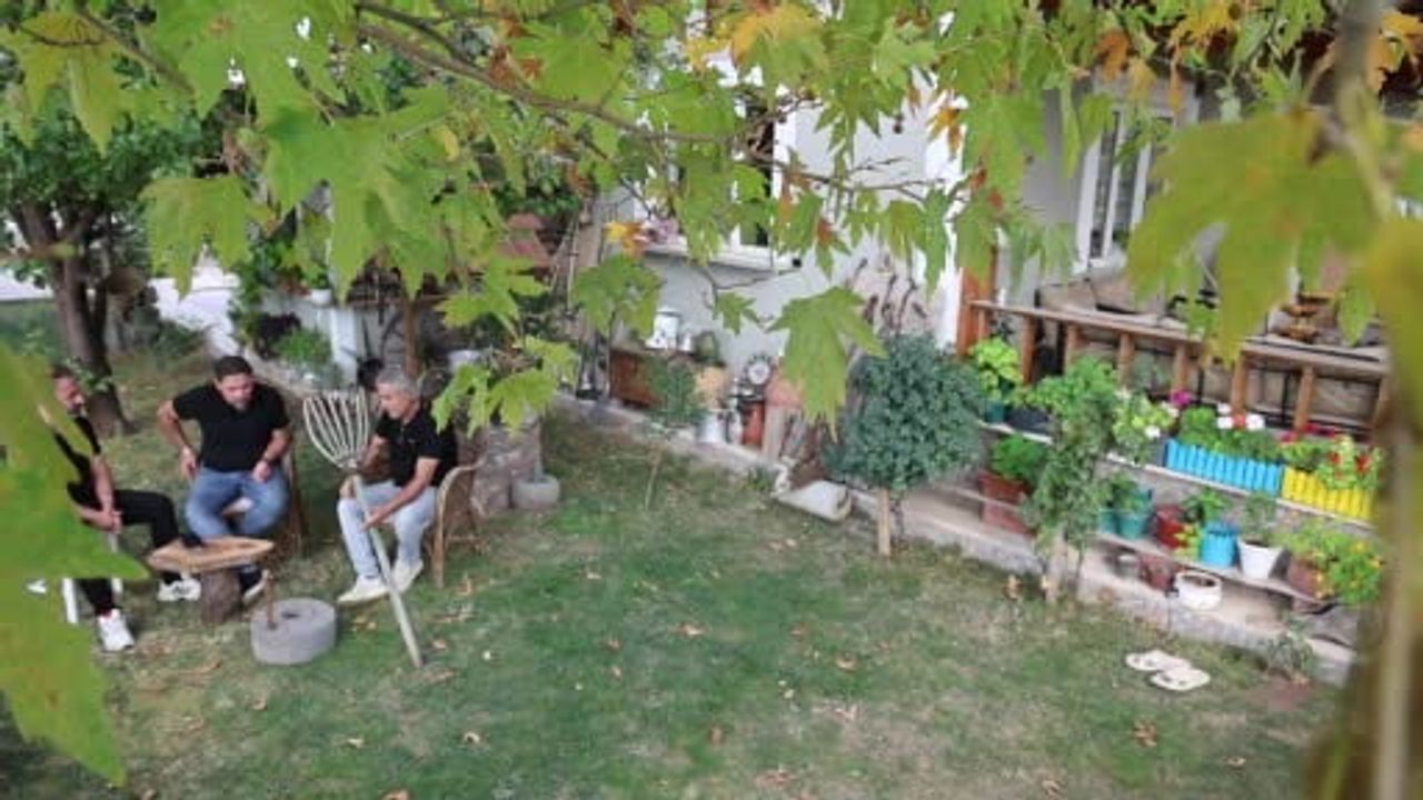 asırlık tarım aletleriyle bahçesini açık hava müzesine dönüştürdü