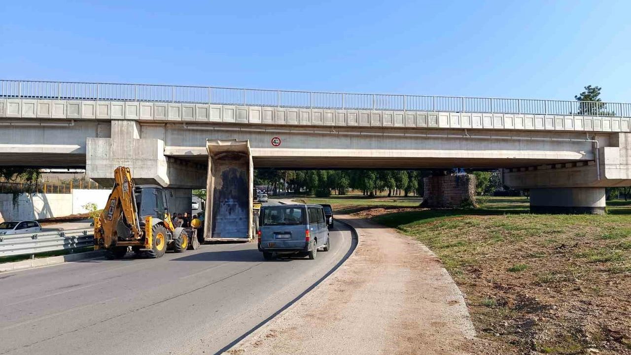 ASKİ kamyonunun damperi hızlı tren köprüsüne takıldı
