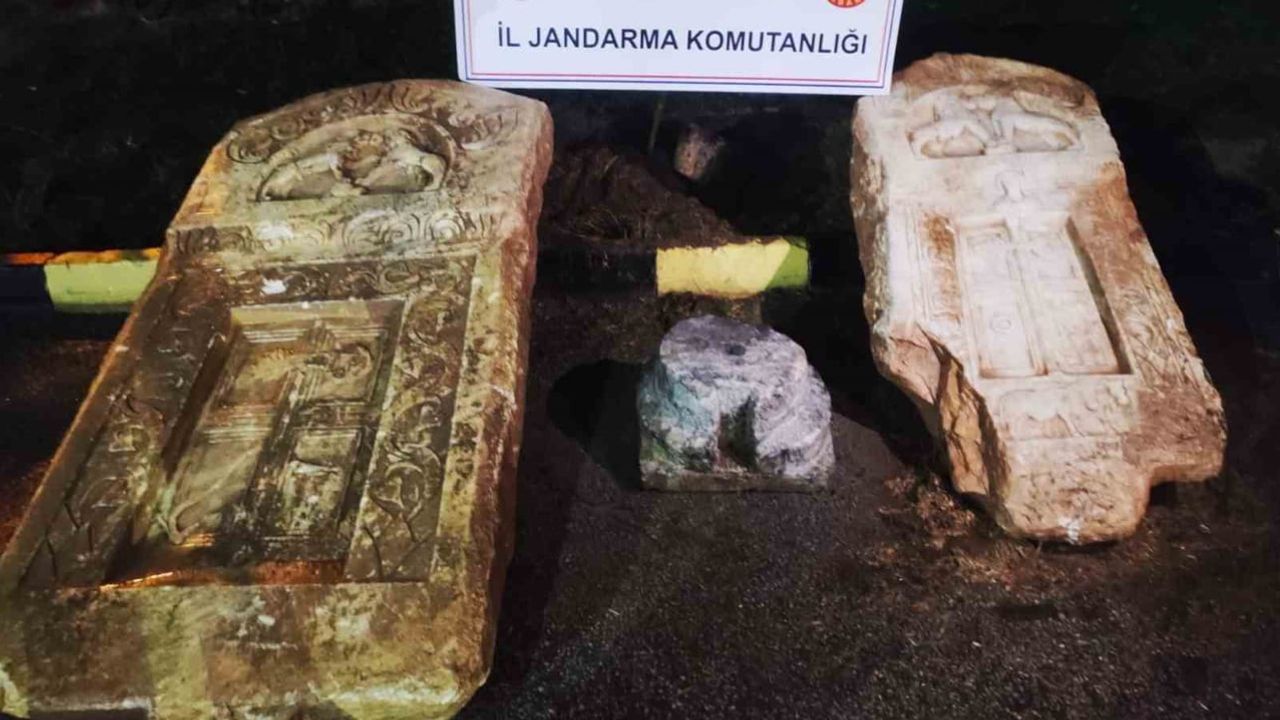 Aslanapa'da Roma dönemi lahit kapakları ve tarihi eserler ele geçirildi