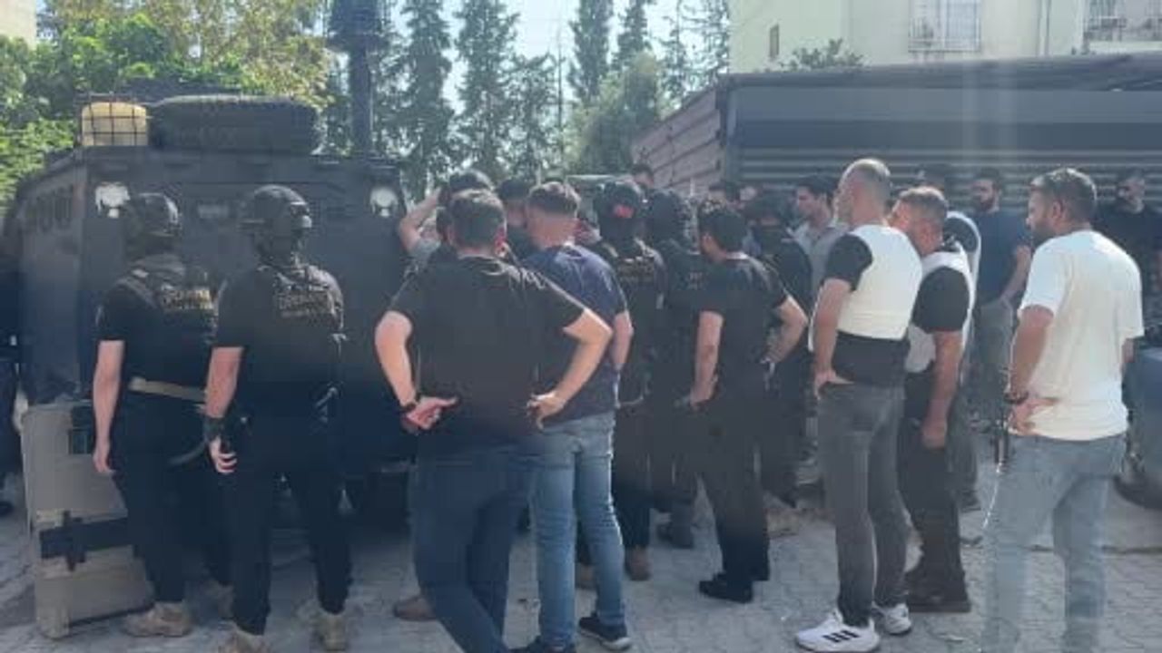 Atakent'te gözaltı anında el bombası şüphesiyle polise direnç