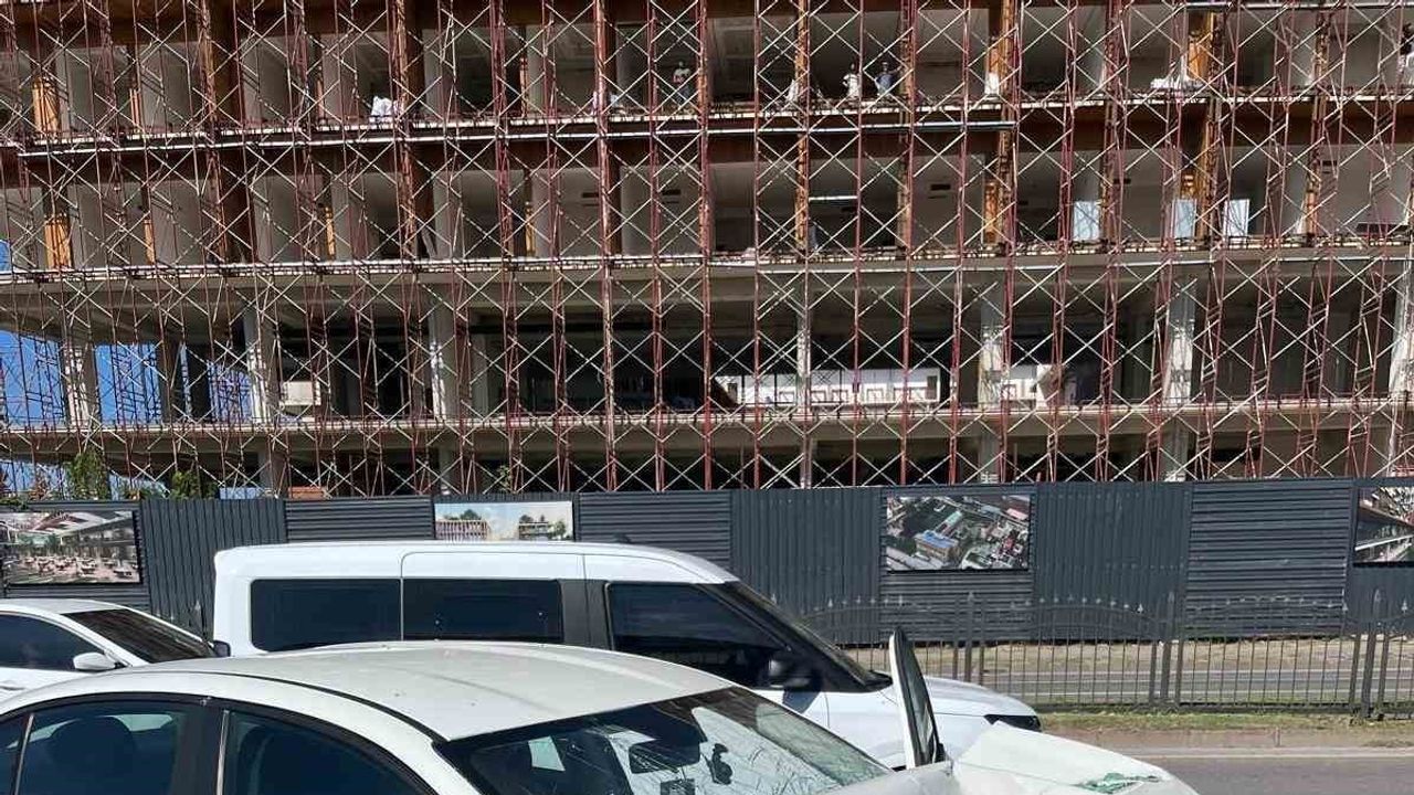 Atakum'da minibüse arkadan çarpan otomobilde 4 kişi yaralandı