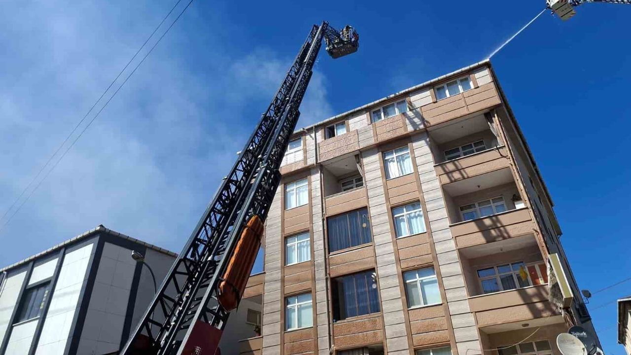 Ataşehir'de tadilat sırasında çıkan çatı yangını itfaiye tarafından kontrol altına alındı
