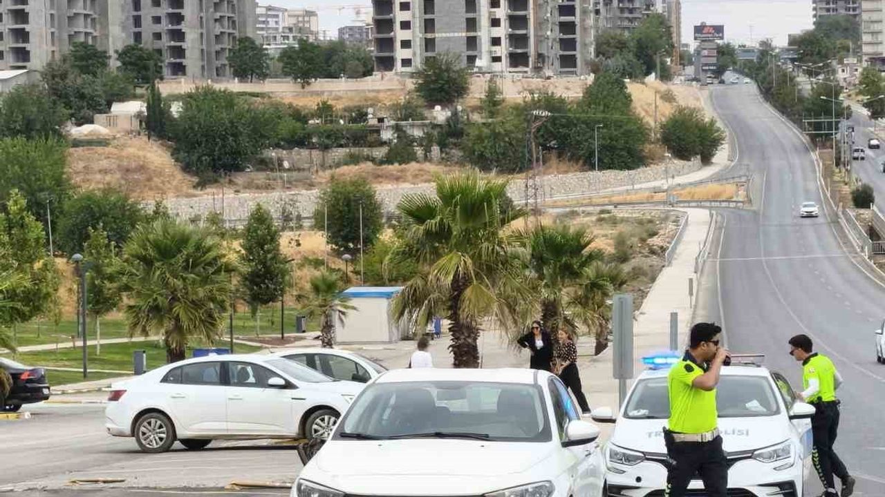 Atatürk Bulvarı eğriçay köprüsü yakınında çarpışma: motosiklet sürücüsü yaralandı