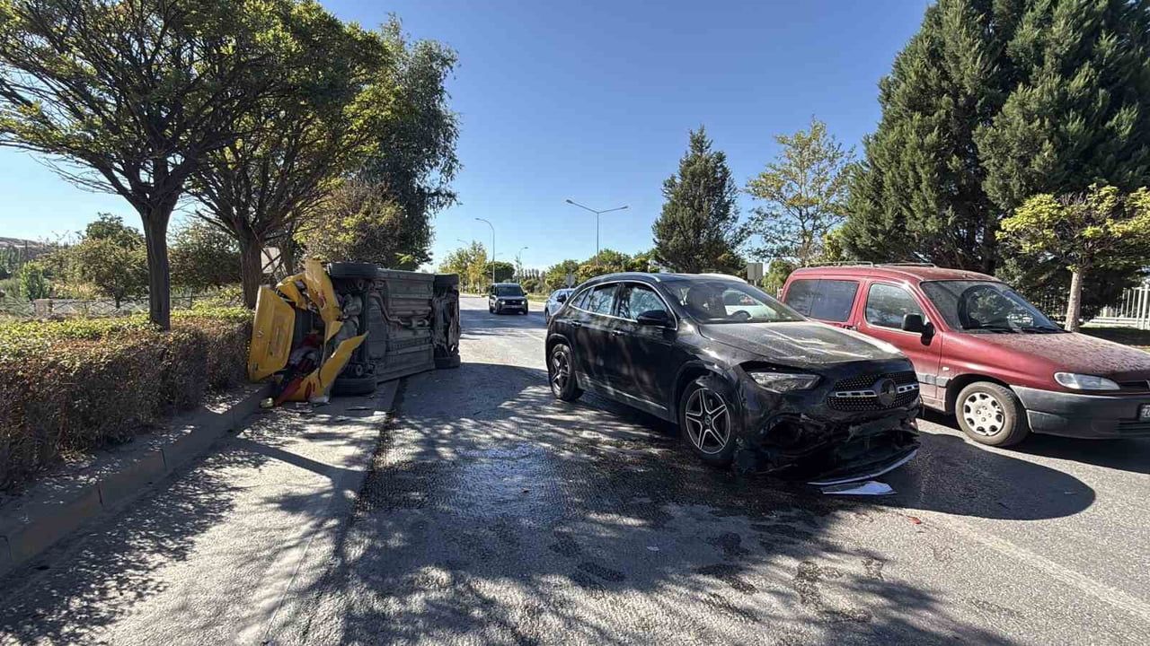 Atatürk Bulvarı'nda çarpışma: ticari taksi ile SUV'taki iki sürücü yaralandı