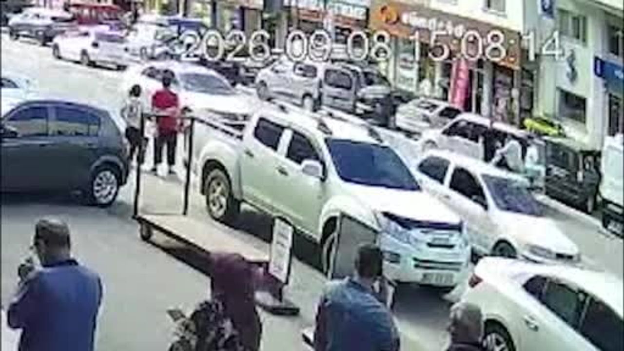 Atatürk Caddesi'nde banka önünde ağır yaralanma anı görüntülendi