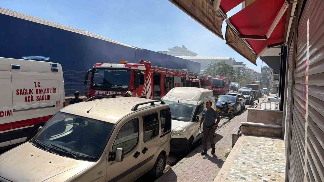 Avcılar'da çatı tadilatı alevlere teslim oldu, iki kişi kurtarıldı