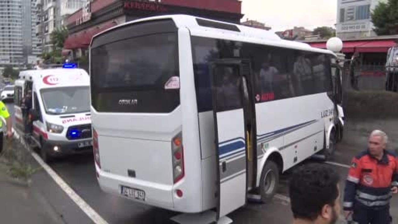 Avcılar'da D-100 kenarında servis midibüsünün kontrolünü yitirmesi sonucu müdahale sürüyor