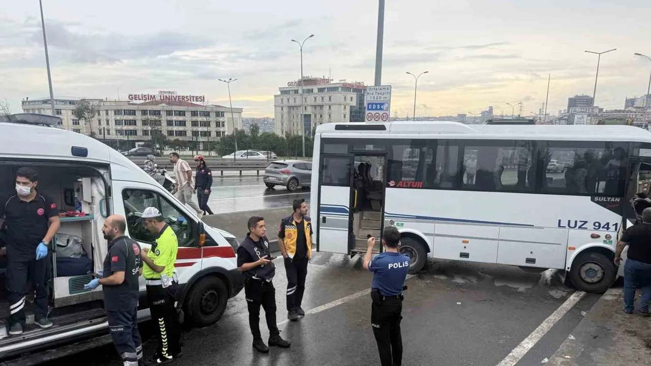 Avcılar'da D-100 yan yolda servis midibüsü kazası, ekipler müdahale ediyor