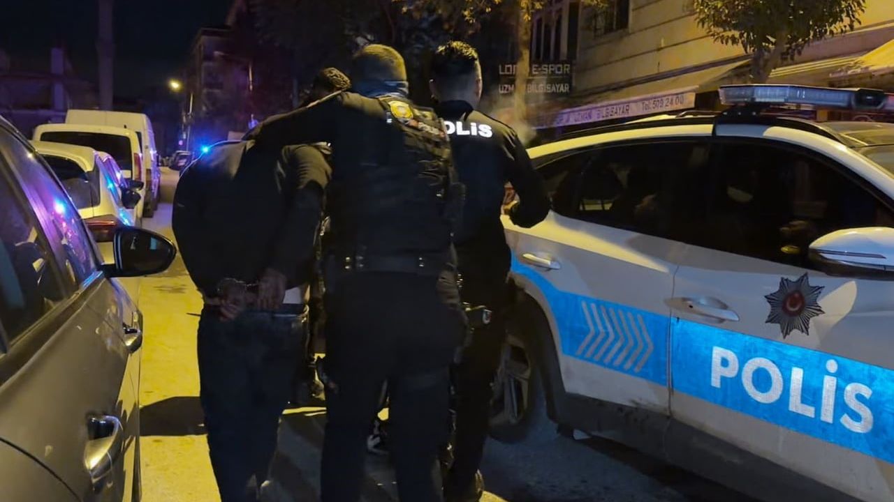 Avcılar'da kaçış girişimi: polis aracına çarpıp kovalamacaya yol açtı